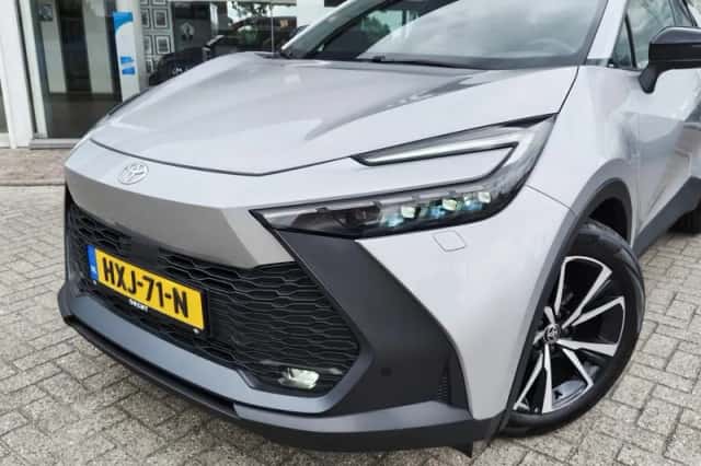 Toyota C-HR (2025) thumbnail 2
