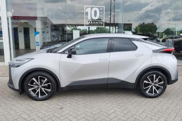 Toyota C-HR (2025) thumbnail 3