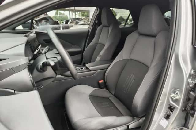 Toyota C-HR (2025) thumbnail 25