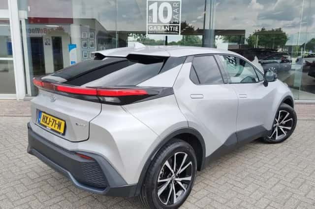 Toyota C-HR (2025) thumbnail 4