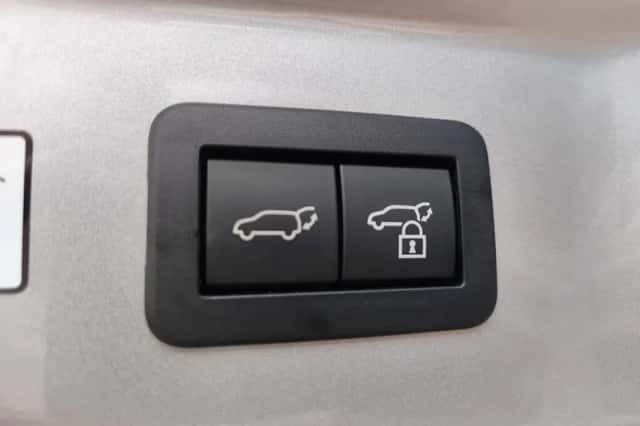 Toyota C-HR (2025) thumbnail 32