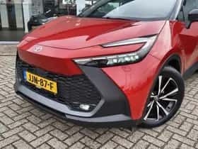 Toyota C-HR (2024) thumbnail 2
