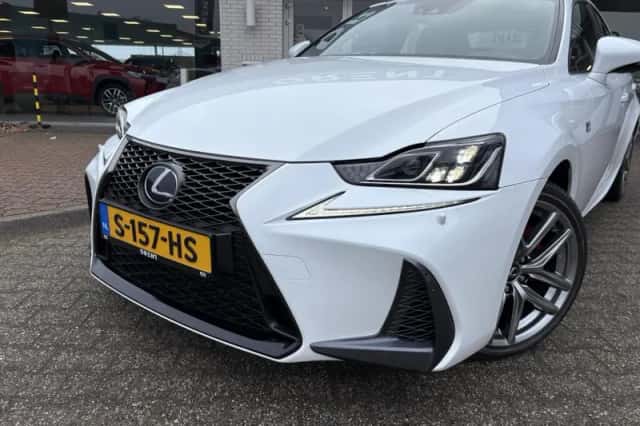 Lexus IS (2018) thumbnail 2