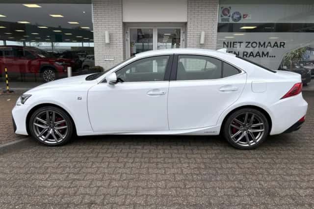 Lexus IS (2018) thumbnail 3
