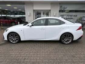 Lexus IS (2018) thumbnail 3
