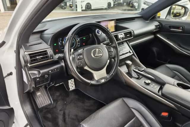 Lexus IS (2018) thumbnail 28