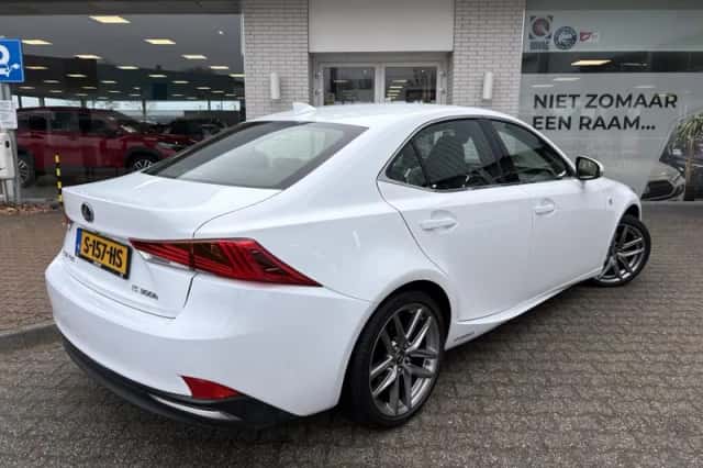 Lexus IS (2018) thumbnail 4
