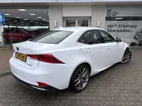 Lexus IS (2018) thumbnail 4