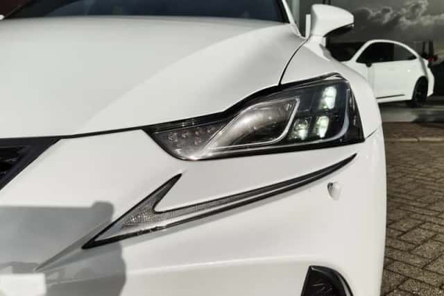 Lexus IS (2018) thumbnail 36