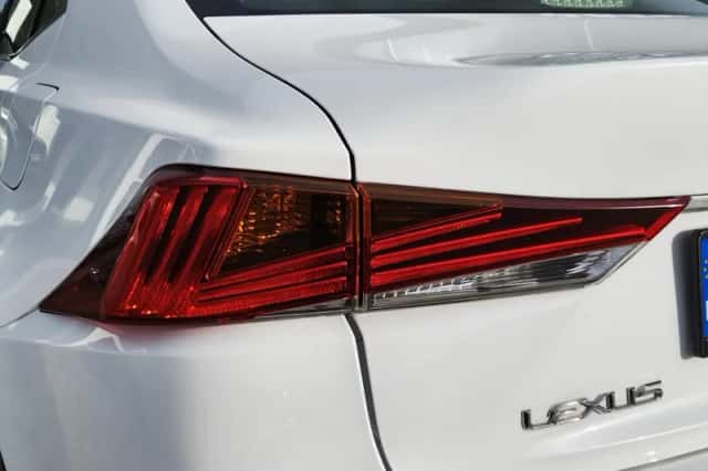 Lexus IS (2018) thumbnail 37