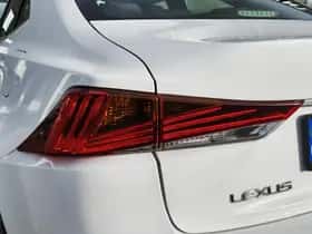 Lexus IS (2018) thumbnail 37