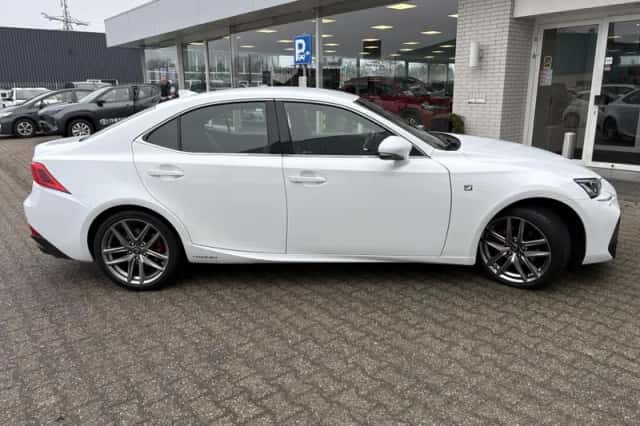 Lexus IS (2018) thumbnail 5