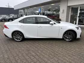 Lexus IS (2018) thumbnail 5