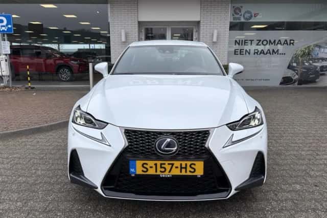 Lexus IS (2018) thumbnail 6
