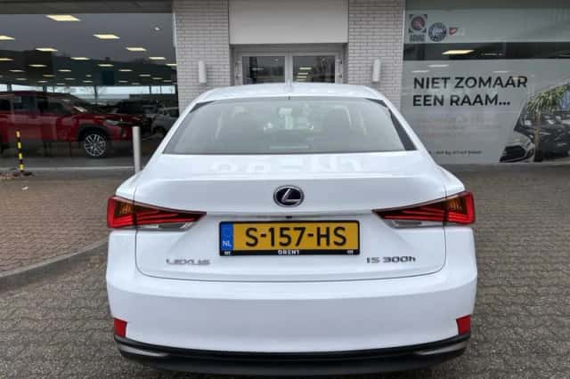 Lexus IS (2018) thumbnail 7