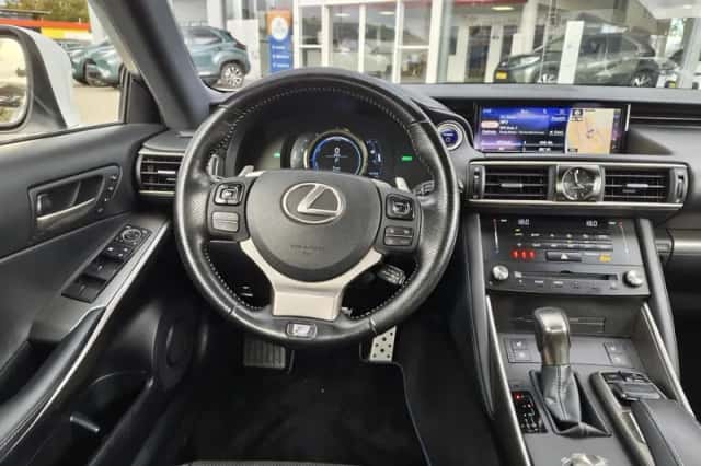 Lexus IS (2018) thumbnail 8