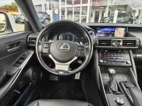Lexus IS (2018) thumbnail 8