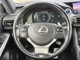 Lexus IS (2018) thumbnail 9