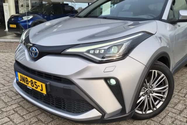 Toyota C-HR (2023) thumbnail 2