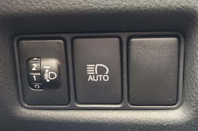 Toyota C-HR (2023) thumbnail 24