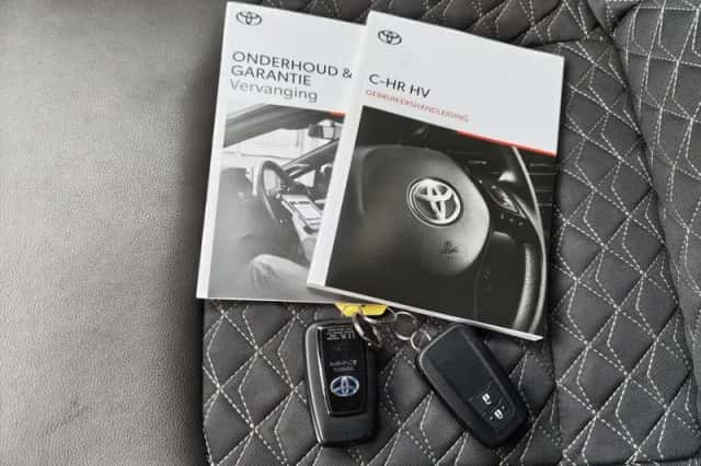 Toyota C-HR (2023) thumbnail 42