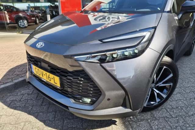 Toyota C-HR (2024) thumbnail 2