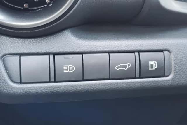 Toyota C-HR (2024) thumbnail 23