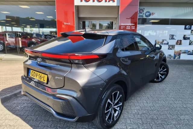 Toyota C-HR (2024) thumbnail 4