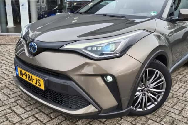 Toyota C-HR (2021) thumbnail 2