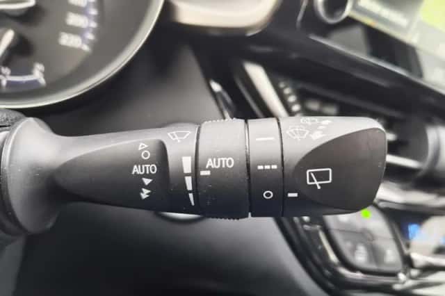 Toyota C-HR (2021) thumbnail 12