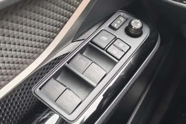 Toyota C-HR (2021) thumbnail 24