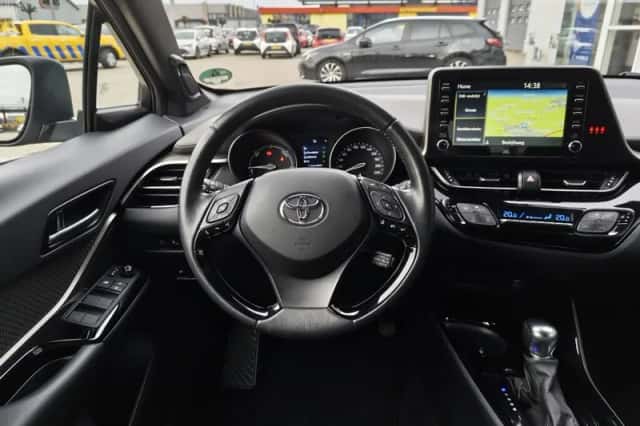 Toyota C-HR (2021) thumbnail 8