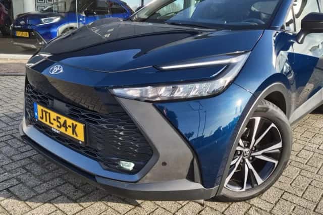 Toyota C-HR (2024) thumbnail 2