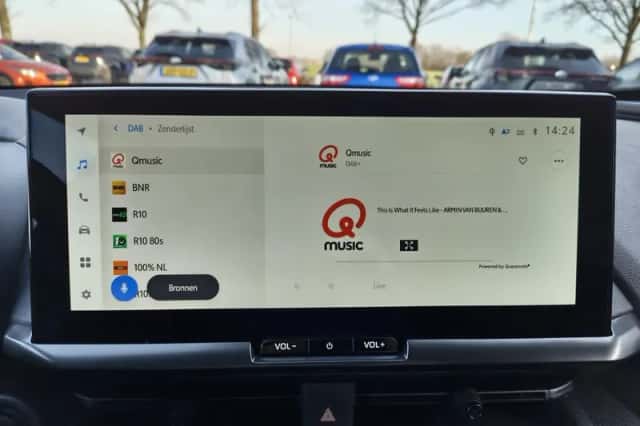 Toyota C-HR (2024) thumbnail 14