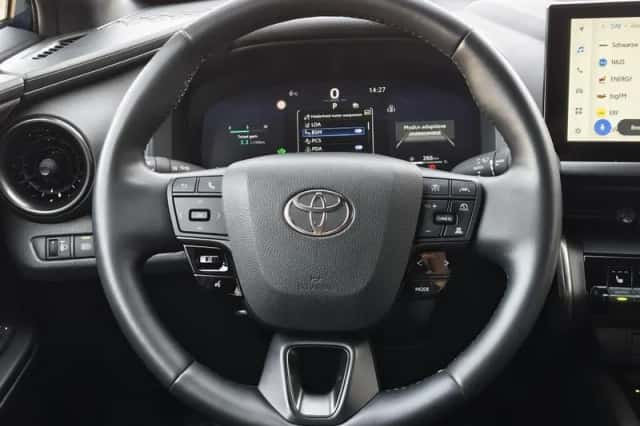 Toyota C-HR (2024) thumbnail 9
