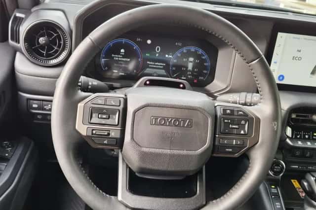 Toyota Land Cruiser (2024) thumbnail 11
