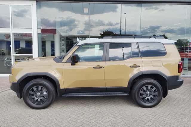 Toyota Land Cruiser (2024) thumbnail 3
