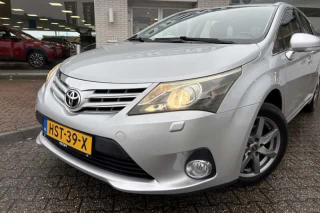 Toyota Avensis (2013) thumbnail 2