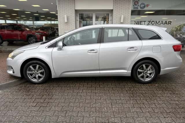 Toyota Avensis (2013) thumbnail 3