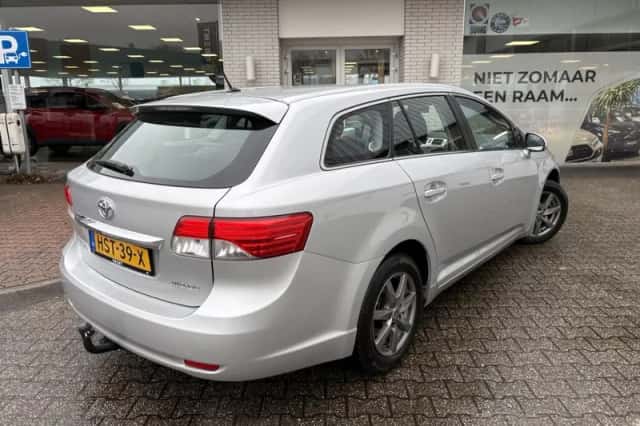 Toyota Avensis (2013) thumbnail 4