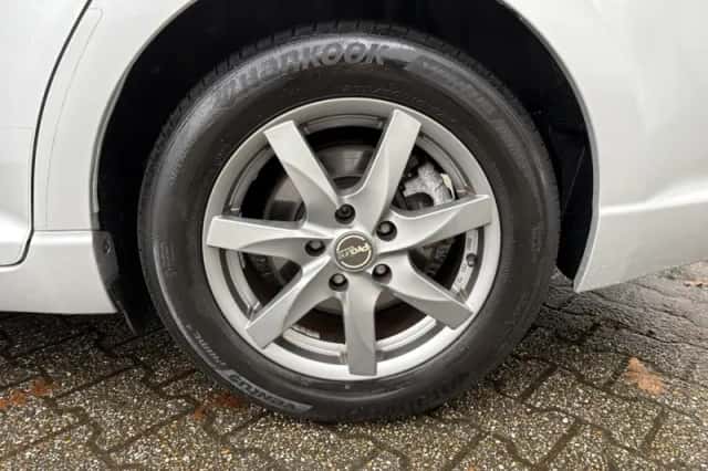 Toyota Avensis (2013) thumbnail 37