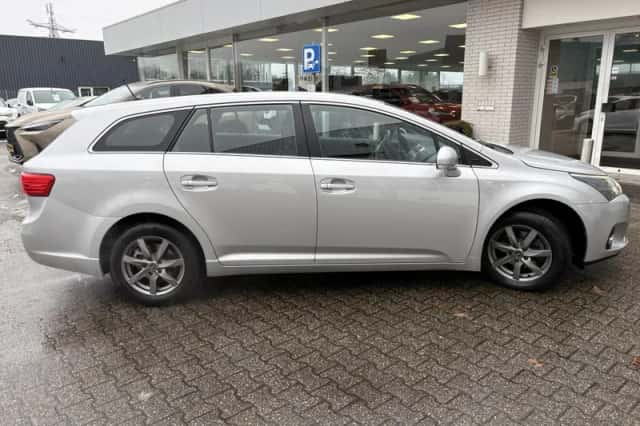 Toyota Avensis (2013) thumbnail 5