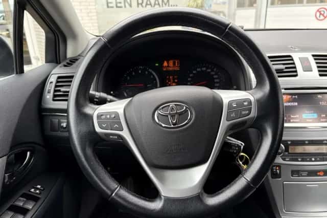 Toyota Avensis (2013) thumbnail 10
