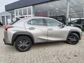 Lexus UX (2020) thumbnail 4