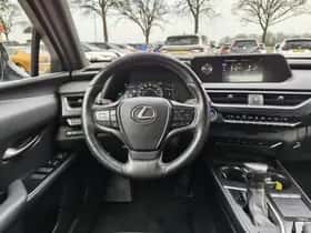 Lexus UX (2020) thumbnail 8