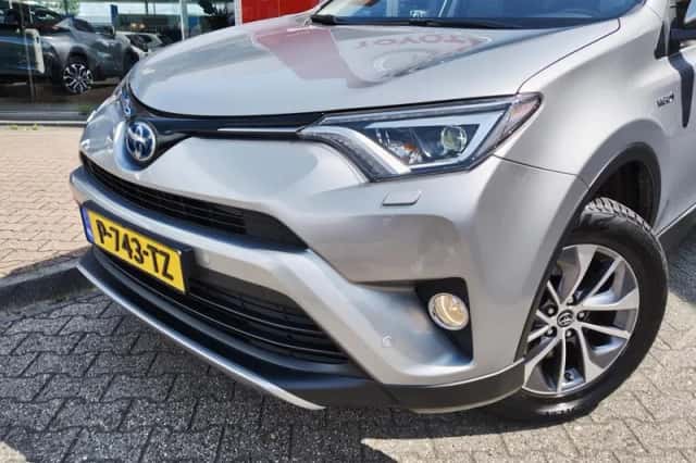 Toyota RAV4 (2018) thumbnail 2