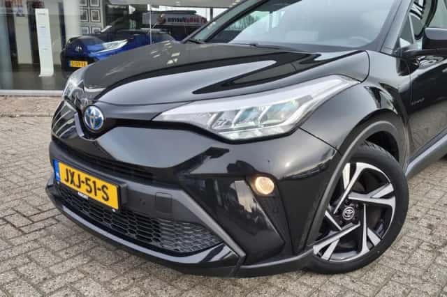 Toyota C-HR (2023) thumbnail 2