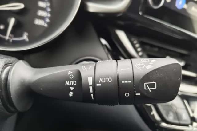 Toyota C-HR (2023) thumbnail 12