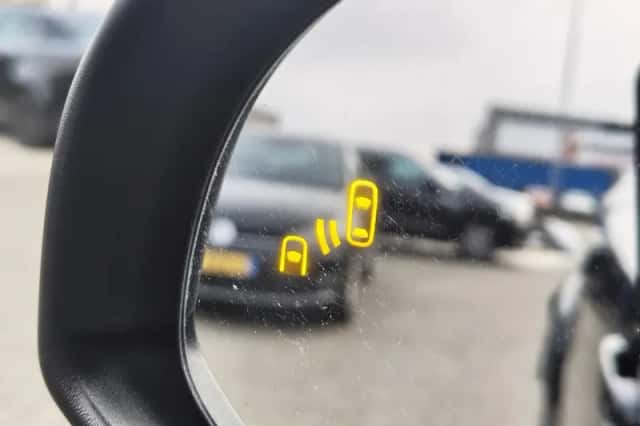 Toyota C-HR (2023) thumbnail 38