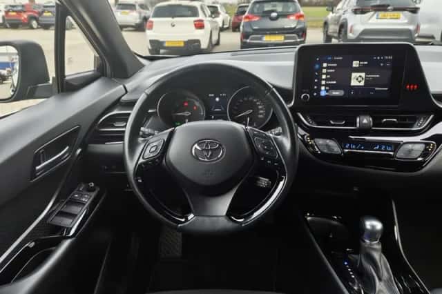 Toyota C-HR (2023) thumbnail 8